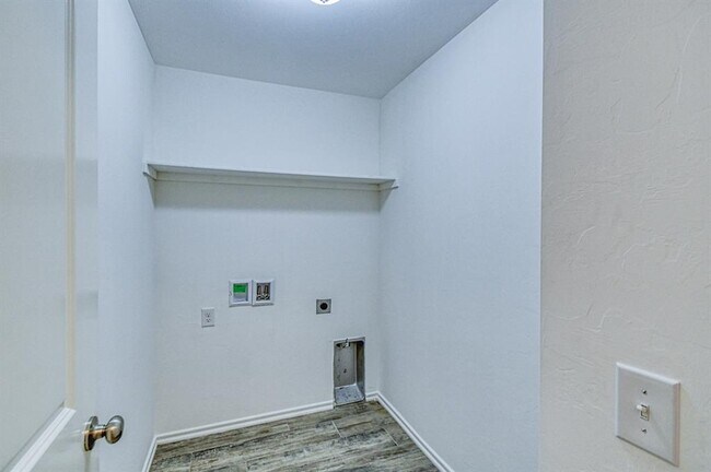 Building Photo - 15712 Bennett Dr