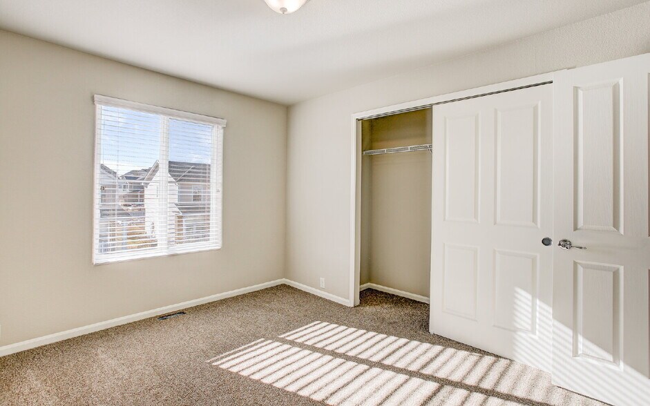 Building Photo - Granite Kitchen, Central AC, Oversized Gar...