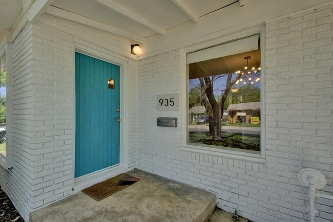 Building Photo - 935 E 53rd St