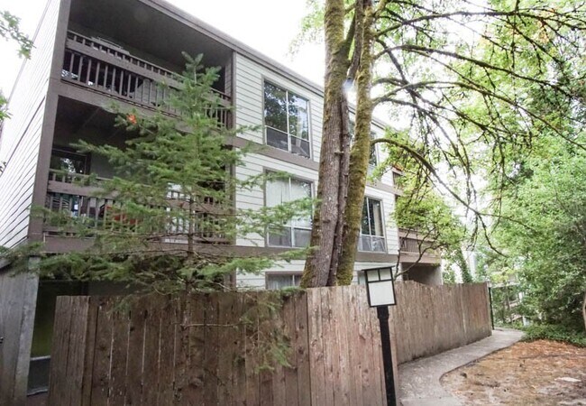 Building Photo - 1-Bdr on Pill Hill: Private Patio & Close ...