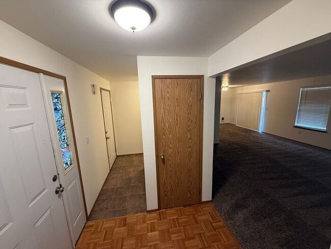 Building Photo - Puyallup 2 PLUS bedroom, 2 bath Large dupl...