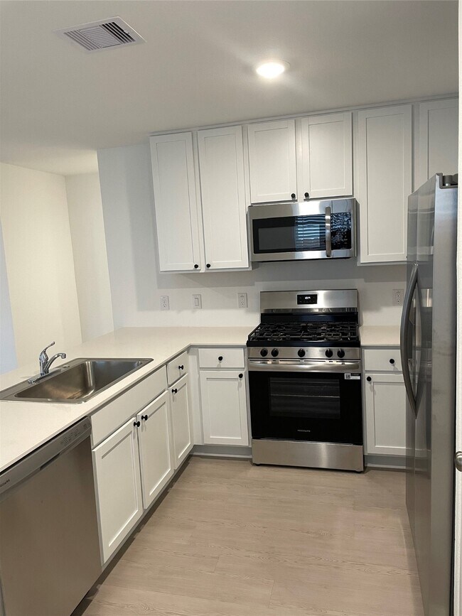 Building Photo - 3038 Mallorca Dr