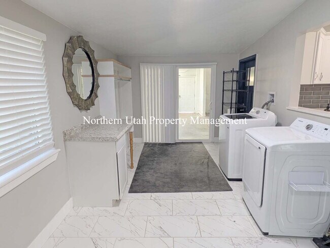 Building Photo - 4 Bed, 3.5 Bath - Amazing Location