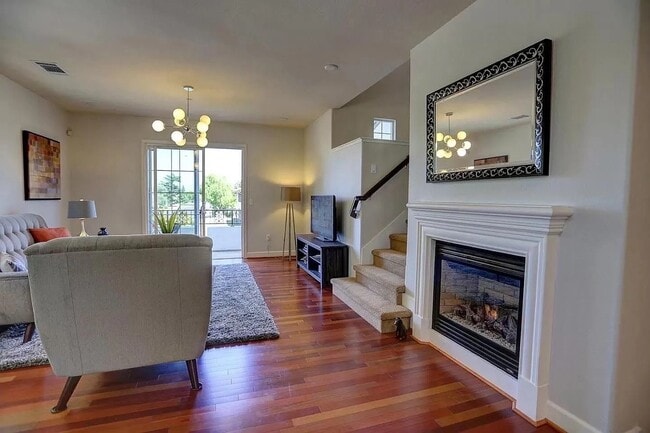 Building Photo - 1722 Hillebrant Pl