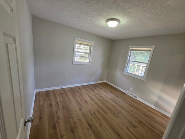 Building Photo - 4 bedroom HOUSE For RENT