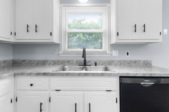 Building Photo - Newly renovated three bedroom home for ren...