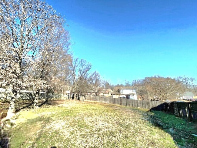 Building Photo - MOVE IN TODAY!