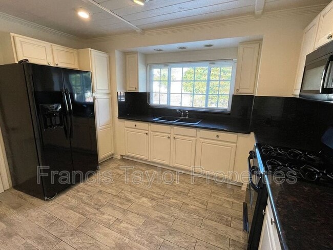 Building Photo - 551 N Citrus Ave