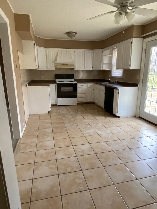 Building Photo - 10401 Richmond Ave