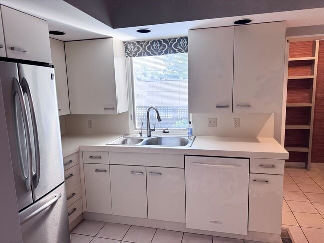 Building Photo - 3 bed 2.5 bath with the perfect blend of c...