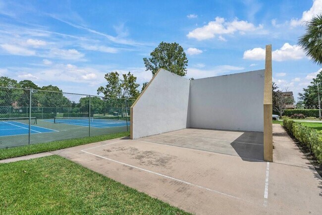 Building Photo - 5258 Coral Ct