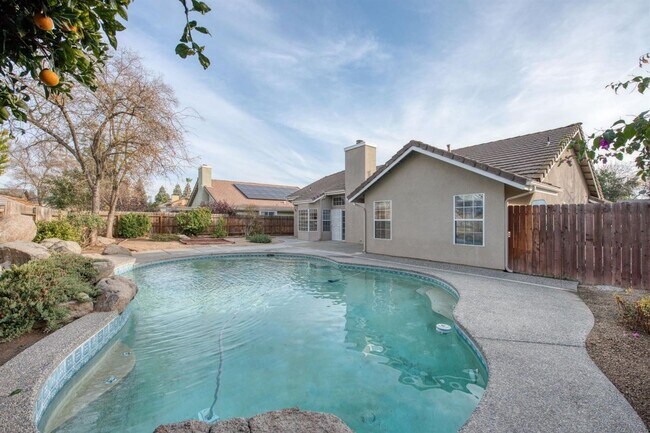 Building Photo - Spacious 5 Bedroom Clovis Home