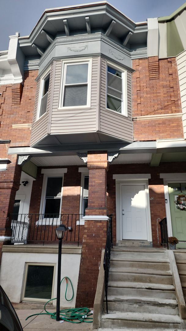 Primary Photo - Beautiful 3 bed 3.5 Bath home