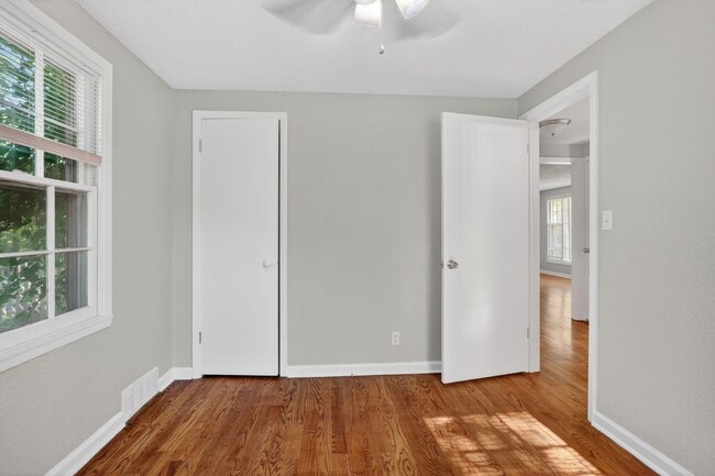 Building Photo - Your Next Home Awaits: 4BR/2BA in Desirable Prairie Village Location!