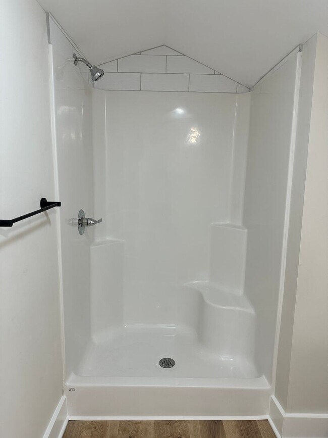 Building Photo - 102 W 15th Ave