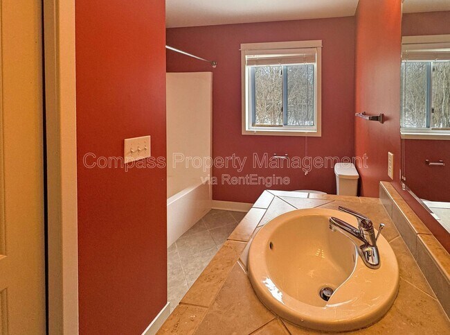 Building Photo - 2565 Orchard View Dr NE