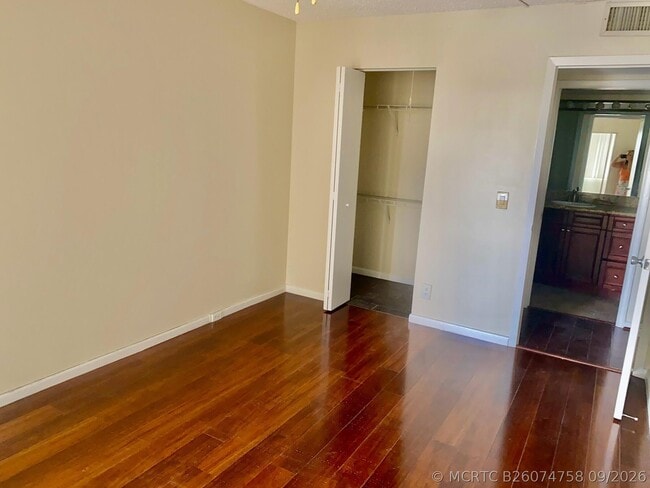 Building Photo - 4052 Hythe A