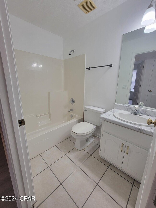Building Photo - 1609 Vecuna Cir