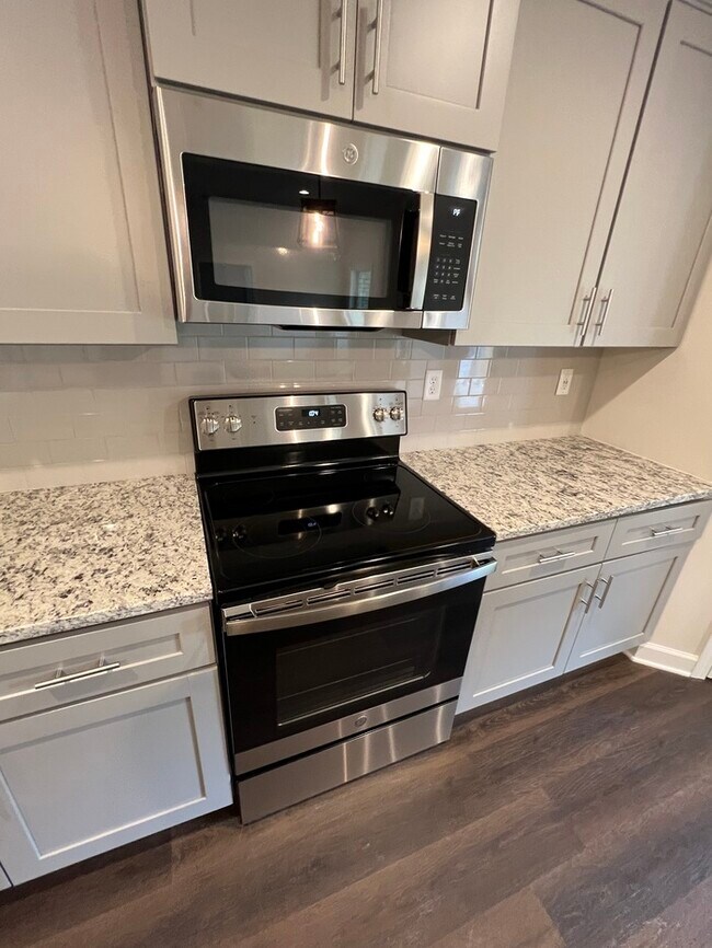 Building Photo - FIRST MONTH'S RENT FREE!