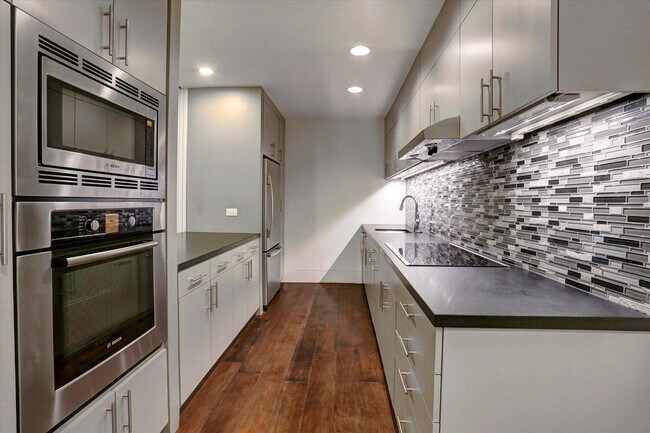 Building Photo - 21 E Briar Hollow Ln