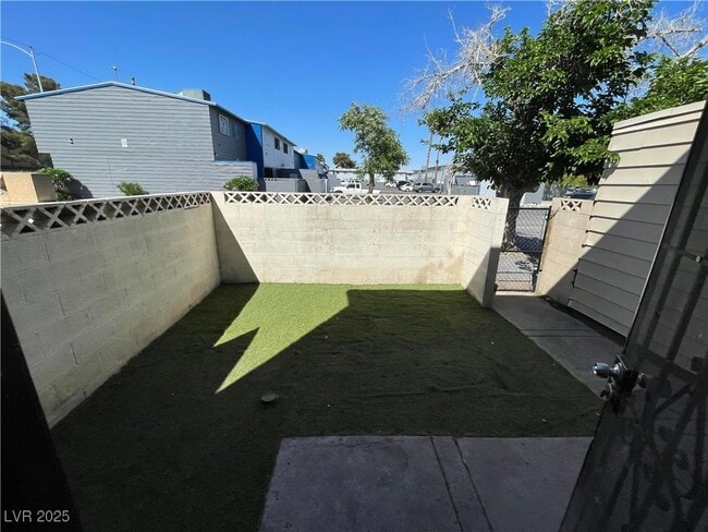 Building Photo - 700 E Nelson Ave