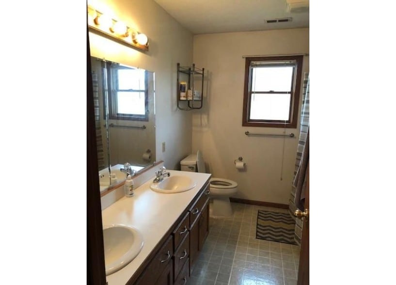 Building Photo - 634 Sycamore Dr