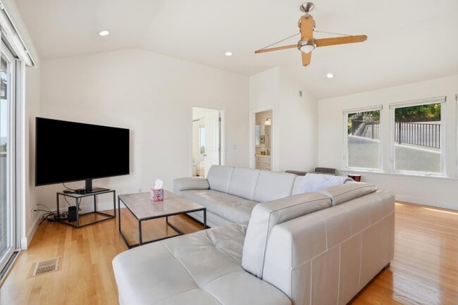 Building Photo - 531 Upland Rd