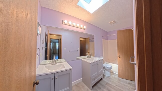 Building Photo - 1112 Woodgate Dr