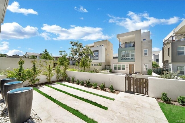 Building Photo - 249 Chorus