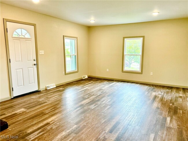 Building Photo - 466 Efts Ln