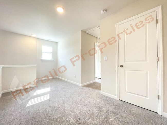 Building Photo - Beautiful 4 Bedroom 2.5 Bathroom Home w/ G...
