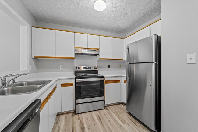 Building Photo - Townhome living close to downtown Fayettev...