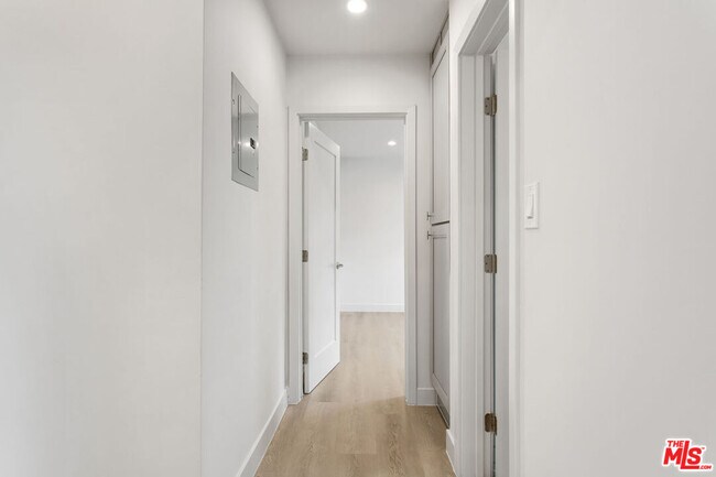 Building Photo - 2232 W 24th St