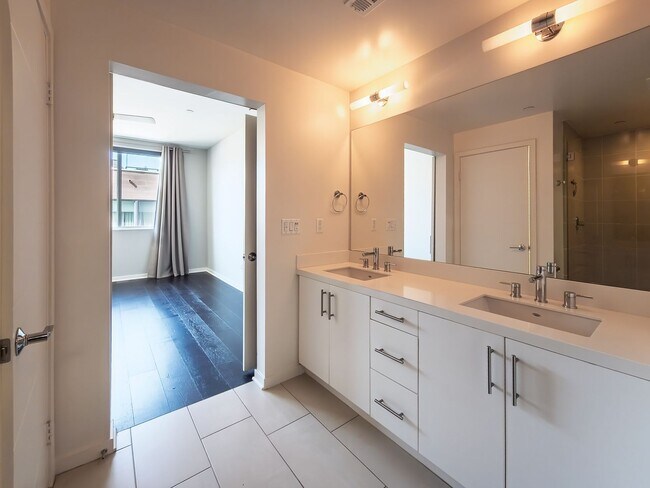 Building Photo - Luxury Townhome Centrally Located in Silver Lake!