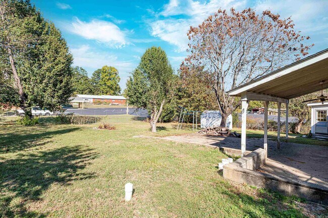 Building Photo - 917 N East St