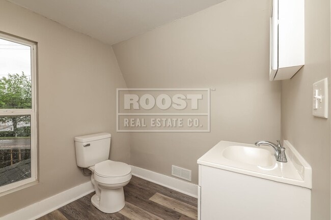 Building Photo - Two Bed One and a Half Bath in Springfield!
