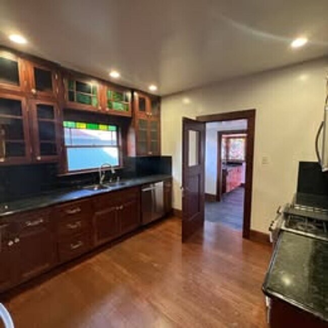 Building Photo - 3 Bed | 2 Bath | McKinley Park Area — $3,375/Month