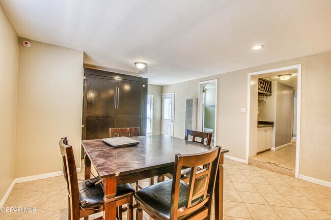 Building Photo - 1701 Elm St