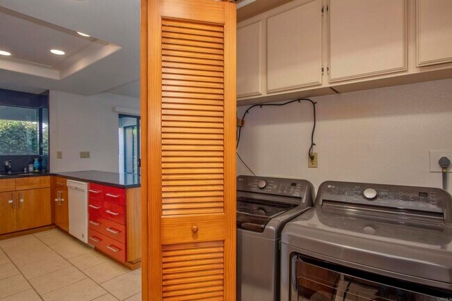 Building Photo - 534 Via De La Valle