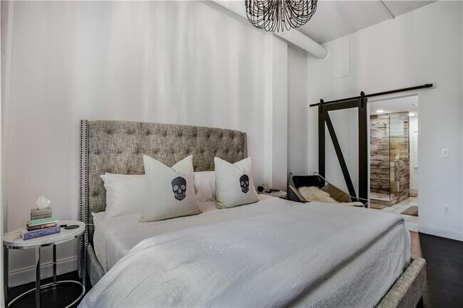 Building Photo - 3235 Roswell Rd NE