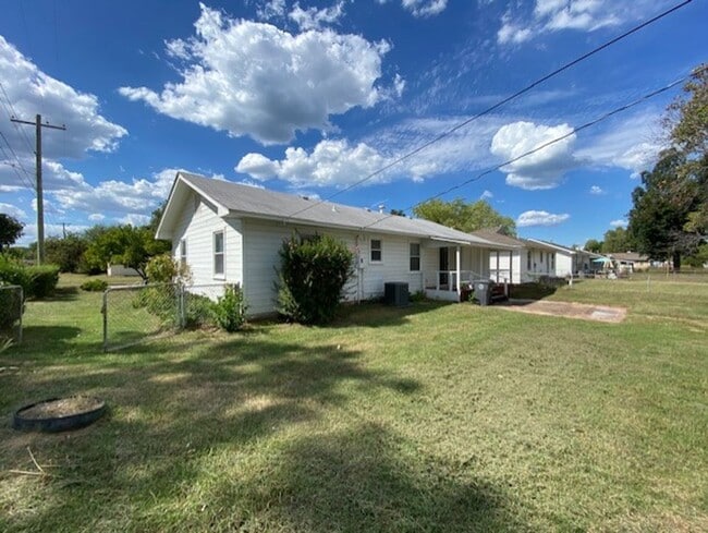 Building Photo - 3 Bed, 2 Bath Corner Lot in Tulsa!
