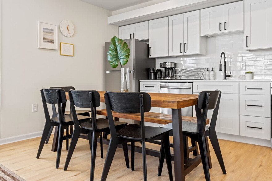 Building Photo - 142 E Youngs Ave