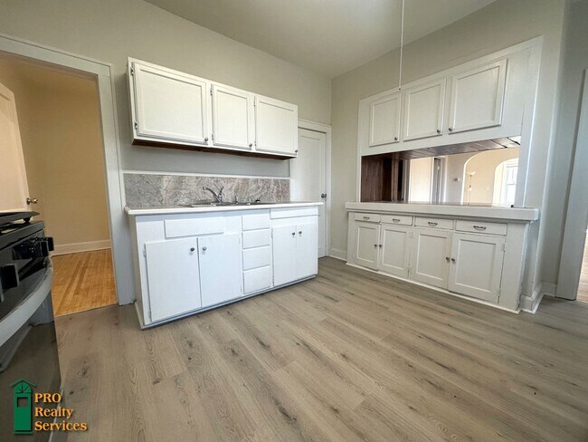 Building Photo - PM-221-002