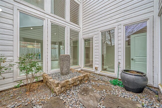 Building Photo - 915 Daria Dr