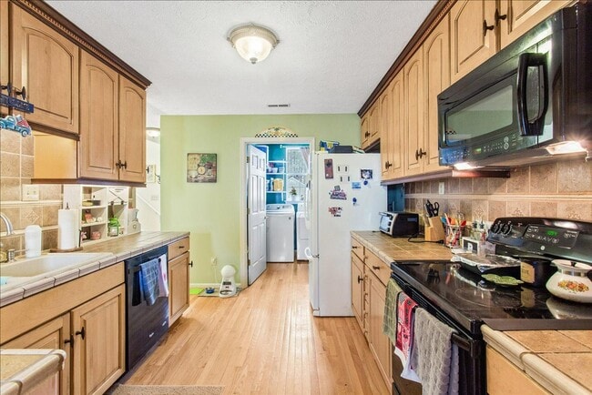 Building Photo - ATTRACTIVE AND BRIGHT LUXURY TOWNHOME IN W...