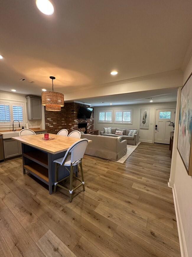 Building Photo - 1220 Beanland Dr