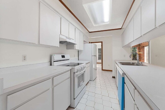 Building Photo - Spacious 3-bed/2-bath Home for Rent in Sil...