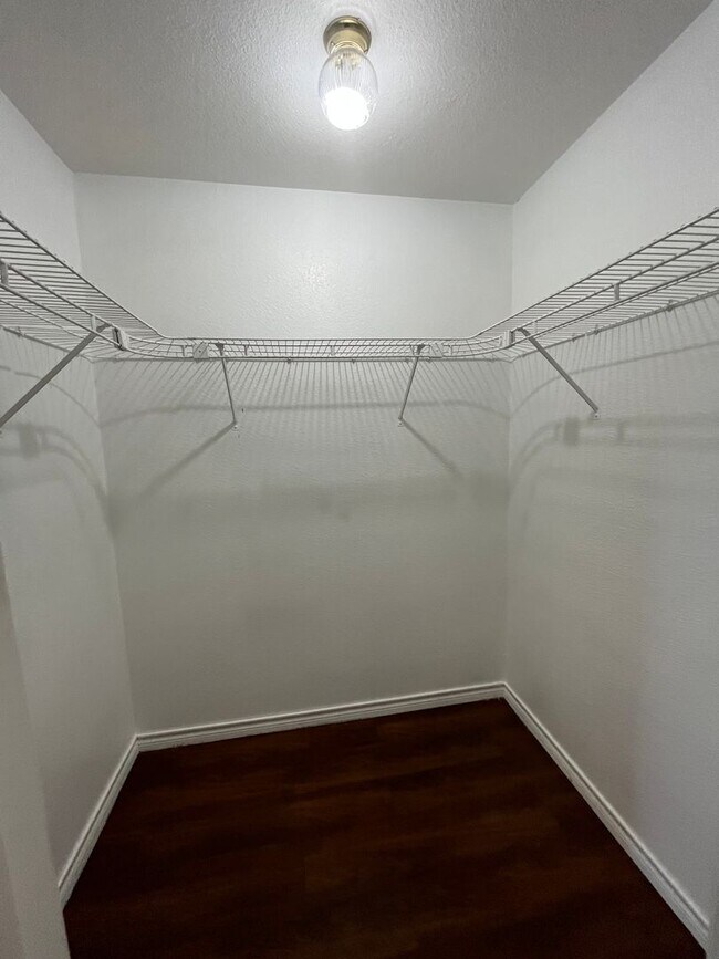 Building Photo - 2628 Gwendolyn Ln