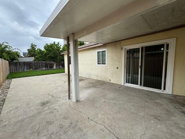 Building Photo - Four Bedroom, Two Bathroom Home For Rent