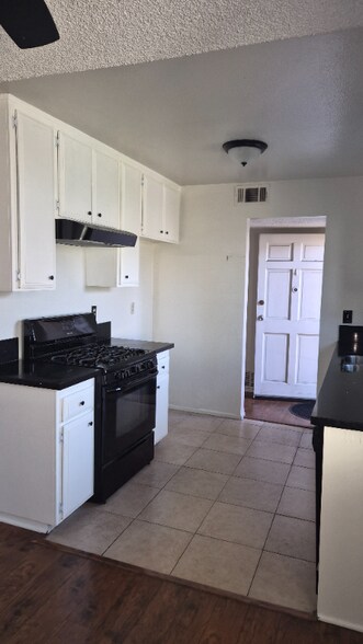 Building Photo - 1856 E 5th St